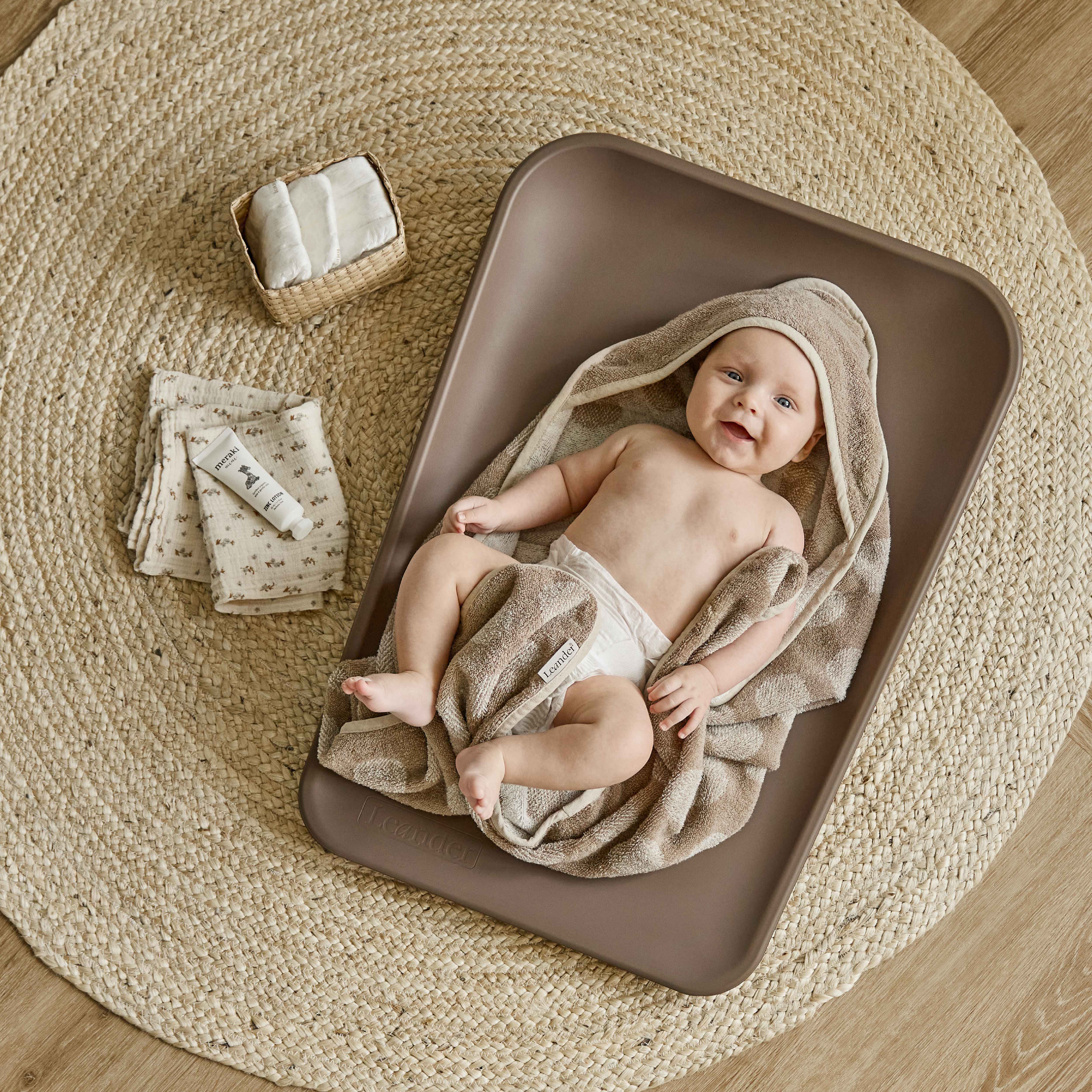 Leander Changing Matty - Image 3